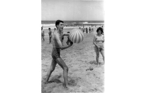 1960 - Jugando a la pelota en la playa